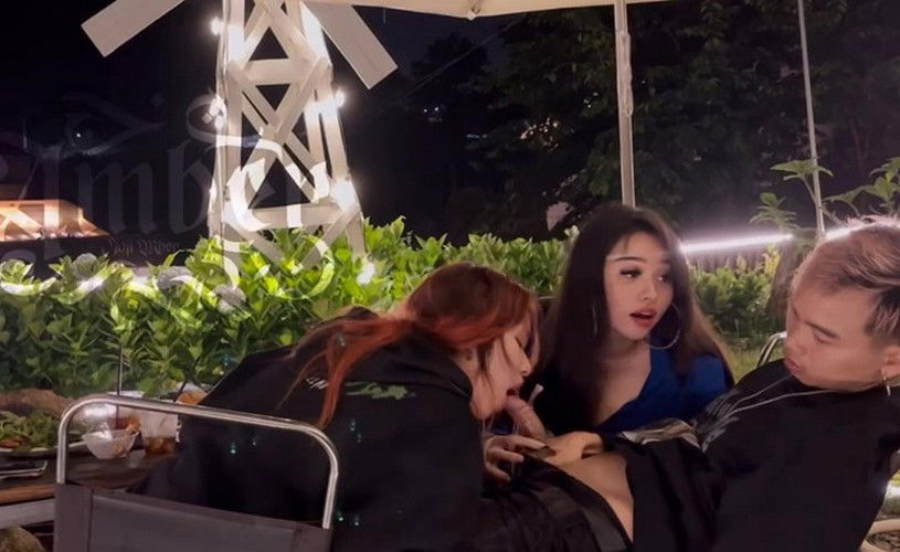 akame reiran jav Ngồi cafe chill chill được em người yêu và bạn thân thi nhau bú mút